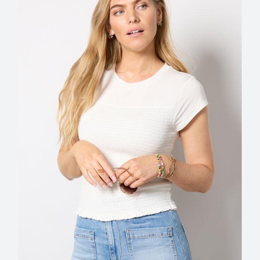 Evereve Elena White Smocked Short Sleeve Top size M. New with Tags.